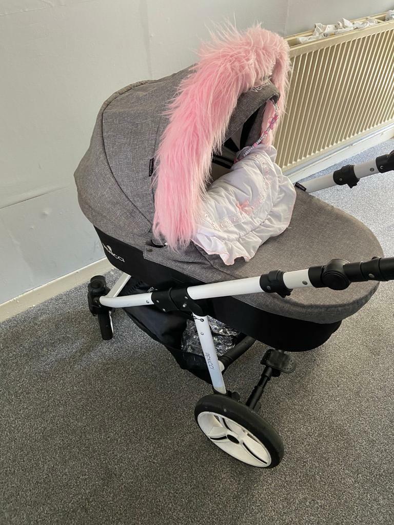 venicci pram with fur